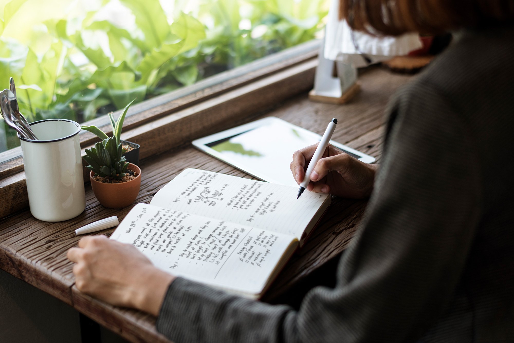 Советы пишущему. Писатель пишет. Писать книгу. Человек пишет книгу. Писать Эстетика.